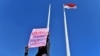 Seorang pedemo menunjukkan poster bertulikan stop kekerasan terhadap perempuan di DPR Aceh, Banda Aceh, 23 Desember, 2023. (Foto: Chaideer Mahyuddin/AFP)