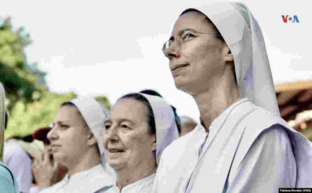 Esperanza, una monja de 60 años, viajó desde Maracaibo, estado Zulia, con un grupo de niñas estudiantes del colegio donde labora. Esta tradición la realizan desde hace 15 años.
