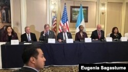 Una delegación de legisladores estadounidenses durante una reunión en Ciudad de Guatemala.