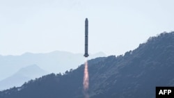 Roket Long March-2C, yang membawa satelit Einstein Probe, lepas landas dari Pusat Peluncuran Satelit Xichang di Xichang, di Provinsi Sichuan, China barat daya, 9 Januari 2024. (Foto: AFP)
