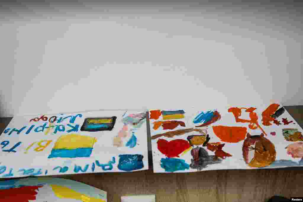 Pinturas creadas por niños rescatados en Kiev, Ucrania, el 11 de octubre de 2023. Ucrania y la oposición bielorrusa alegan que Bielorrusia, aliado de Rusia, está participando en el traslado ilegal de niños ucranianos a su territorio a gran escala, lo que, según los críticos, es una campaña para adoctrinar a los niños como prorrusos. 