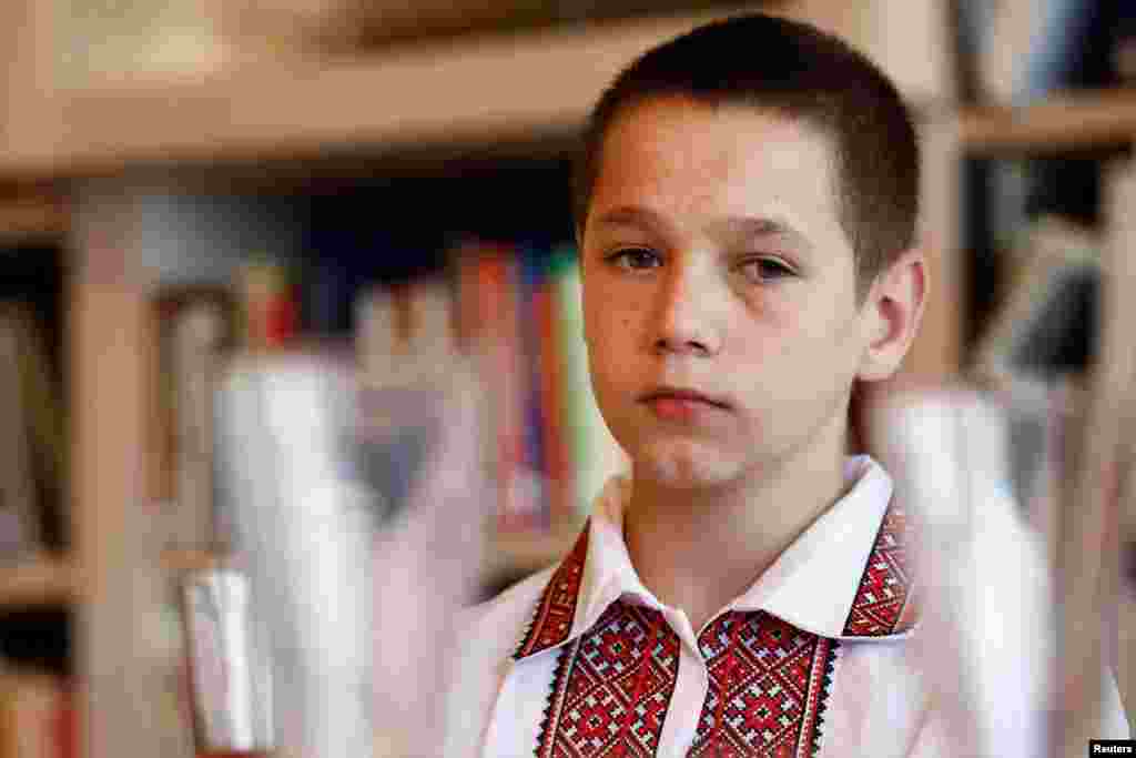 El niño ucraniano Sashko, de 11 años, que fue regresado a casa después de ser llevado a territorio controlado por Rusia, durante una reunión en el Museo del Libro Infantil de La Haya, Países Bajos, el 14 de septiembre de 2023. La televisión estatal bielorrusa informó el miércoles que las autoridades enviaron a un grupo de niños ucranianos recién llegados de la Ucrania ocupada a entrenar con el ejército bielorruso para aprender a evacuar en caso de incendio. 