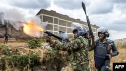 Un officier de police kenyan tire une cartouche de gaz lacrymogène pour disperser des manifestants alors qu'ils se rassemblent pour manifester à Nairobi, le 12 juillet 2023.