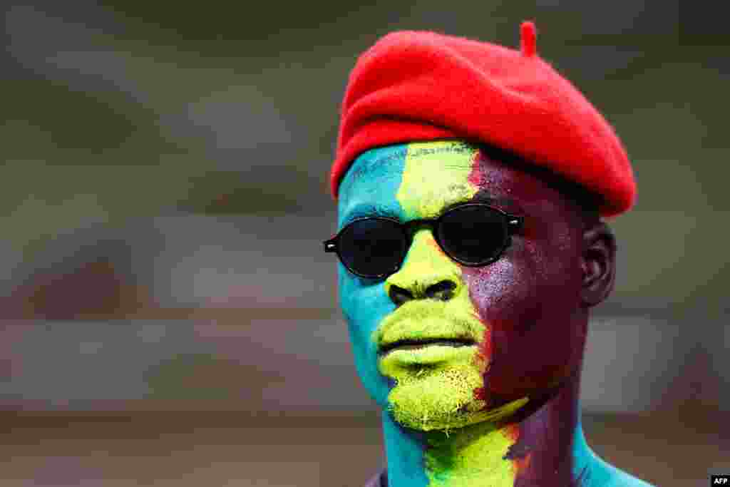 Un supporter malien applaudit avant le match de football du groupe E de la Coupe d'Afrique des Nations (CAN) 2024 entre la Tunisie et le Mali au stade Amadou Gon Coulibaly à Korhogo le 20 janvier 2024.