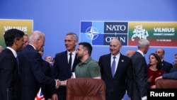 Rais wa Ukraine Volodymyr Zelenskyy akiwa na Rais wa Marekani Joe Biden huku Waziri Mkuu wa Uingereza Rishi Sunak na Katibu Mkuu wa NATO Jens Stoltenberg wakiwepo wakati walipohudhuria mkutano wa Baraza la NATO-Ukraine, Vilnius, Lithuania, July 12, 2023.