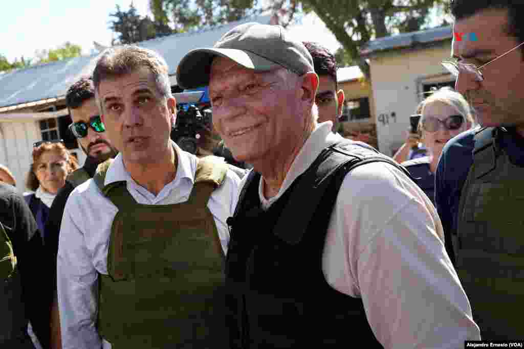 El jefe de la diplomacia europea Joseph Borrell (der) conversa con el ministro israelí de exteriores Eli Cohen (izq), durante un recorrido por el kibutz Be'eri, uno de los más afectados por los ataques de Hamás