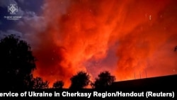 Una columna de humo y fuego se observa en un sitio de almacenes de granos durante un ataque de drones de Rusia en la ciudad ucraniana de Uman, en la región de Cherkasy, el 1 de octubre de 2023.