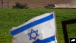 Un tanque israelí se mueve cerca de la frontera entre Israel y Gaza visto desde el sur de Israel, el 6 de marzo de 2024.