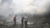 Está es una imagen real que muestra a palestinos buscando sobrevivientes entre escombros de un edificio tras un ataque aéreo israelí dirigido contra Hamás en la franja de Gaza el 12 de octubre. Pero hay innumerables imágenes manipuladas que están circulando en la red. 