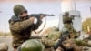 ARCHIVO - Soldados del ejército ruso disparan sus metralletas para cubrir a sus compañeros soldados que cargan sus armas durante el asalto destinado a expulsar a los legisladores de línea dura y sus partidarios dentro del edificio del parlamento el 4 de octubre de 1993 en Moscú.