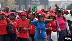 Para pegawai pemerintah Afrika Selatan saat melakukan pemogokan dan unjuk rasa di Johannesburg, 19 Agustus 2010.