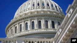 ARCHIVO - El sol brilla en la cúpula del Capitolio de Estados Unidos en Washington, el 12 de agosto de 2022.