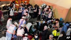 Petugas penyelamat merawat orang yang terluka di jalan dekat lokasi kejadian di Seoul, Korea Selatan, 30 Oktober 2022. (Foto: AP)