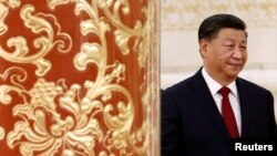 El presidente chino, Xi Jinping, llega para reunirse con los medios de comunicación luego del 20º Congreso Nacional del Partido Comunista de China, en el Gran Salón del Pueblo en Beijing, el 23 de octubre de 2022.