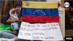Una familia venezolana pernoctando en el centro de San José, Costa Rica a inicios de octubre de 2022. [Foto Miguel Bravo, VOA]