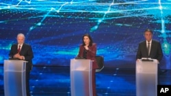 Simone Tebet, centro, candidata a la presidencia de Brasil, participa en el debate con el actual presidente Jair Bolsonaro, derecha, y Luiz Inacio Lula da Silva, en Sao Paulo, Brasil, el domingo 28 de agosto de 2022. (AP Foto/Andre Penner)