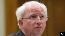 ARCHIVO - John Eastman, entonces profesor de la Facultad de Derecho Chapman en Orange, California, testifica durante una audiencia del subcomité de la Cámara de Representantes en Capitol Hill en Washington, el 16 de marzo de 2017.