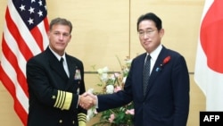 기시다 후미오 일본 총리(오른쪽)가 4일 도쿄 집무실에서 존 아퀼리노 미국 인도태평양사령관을 만나 북한의 탄도미사일 발사 대응 방안을 논의했다. 