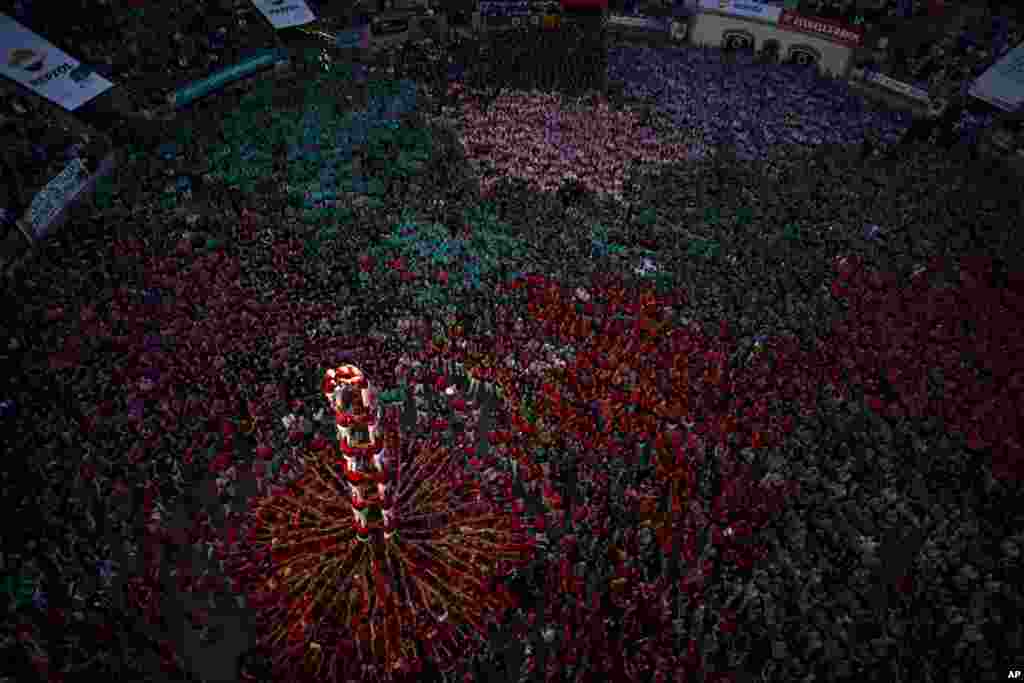 សមាជិកក្រុម «Jove de Xiquets de Valls» ឈរផ្គុំខ្លួនជា «ប៉មមនុស្ស» អំឡុងពេលការប្រកួតប្រជែងបង្គុំខ្លួនជាប៉មមនុស្សលើកទី ២៨ នៅក្រុង Tarragona ប្រទេសអេស្ប៉ាញ។