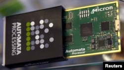 Sebuah cip buatan perusahaan Amerika Micron Technology dipamerkan di Frankfurt, Jerman, 14 Juli 2015. (Foto: Kai Pfaffenbach/Reuters)