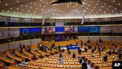 El primer ministro de Portugal, Antonio Costa, el presidente del Parlamento Europeo, David Sassoli, y la presidenta de la Comisión Europea, Ursula von der Leyen, desde la izquierda, y legisladores europeos en el Parlamento Europeo, en Bruselas.