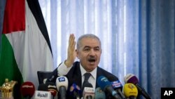 El primer ministro palestino, Mohammed Shtayyeh, preside una reunión del gabinete en la aldea de Fasayil, en el valle del Jordán, el lunes 16 de septiembre de 2019. 