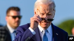 El presidente estadounidense Joe Biden se pone las gafas de sol durante un evento de la cumbre del G7 en Borgo Egnazia, Italia, el jueves 13 de junio de 2024. La Casa Blanca se alista para otorgarles nuevos beneficios a los "soñadores" a fin de protegerlos de la deportación.