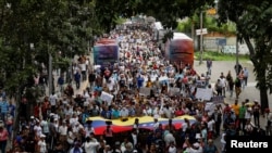 Docentes, trabajadores de la salud, jubilados y empleados públicos marchan en protesta contra el gobierno del presidente de Venezuela, Nicolás Maduro, en Caracas, Venezuela, el 11 de agosto de 2022.