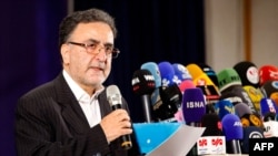 Politisi reformis Iran Mostafa Tajzadeh berbicara kepada media setelah mendaftarkan pencalonannya di Kementerian Dalam Negeri di Teheran, 14 Mei 2021. (Foto: AFP)