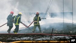 Los bomberos trabajan para apagar un incendio mortal en una instalación de almacenamiento de petróleo en Matanzas, Cuba, el martes 9 de agosto de 2022.