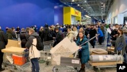 Orang-orang mengantre untuk membayar di gerai IKEA di pinggiran Moskow, Rusia, pada 3 Maret 2022. (Foto: AP)