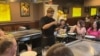 Koki Hibachi, Ricky Bobby dari Restoran Fujiyama di West Virginia memasak sambil menghibur konsumen. (foto: dok. pribadi)