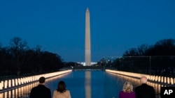 Antes de tomar juramento el presidente Joe Biden y la vicepresidente Kamala Harris rindieron tributo a las 400.000 muertos por Covid-19.