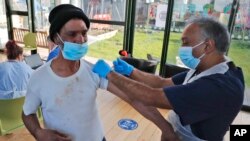 Un médico administra una vacuna COVID-19 a una persona sin hogar en Ilford, al este de Londres, el 5 de febrero de 2021.