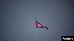 ARCHIVO - Una bandera de Corea del Norte ondea en la aldea de Gijungdong, cerca de la zona desmilitarizada que separa las dos Coreas, en julio de 2022.