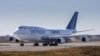 ARCHIVO - En esta foto de archivo, un Boeing 747 de propiedad venezolana, operado por la línea de carga estatal Emtrasur de Venezuela, rueda en la pista después de aterrizar en el aeropuerto Ambrosio Taravella en Córdoba, Argentina, el 6 de junio de 2022. 