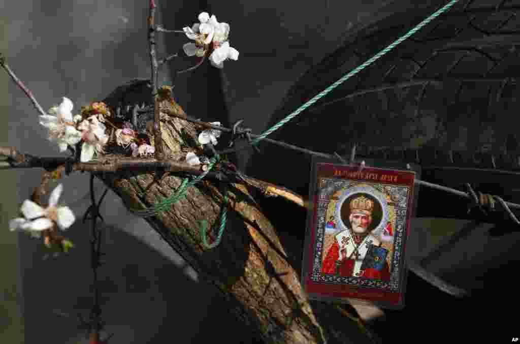 An Orthodox icon is displayed on barricades in front of a city parliament in Slovyansk, Ukraine, April 16, 2014.