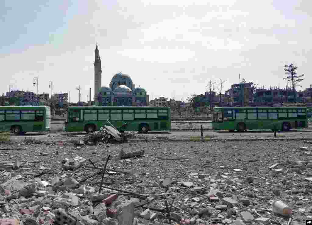 Hundreds of Syrian rebels leave Homs under a cease-fire deal with government forces, May 8, 2014. 