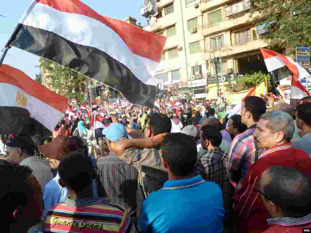 Ribuan orang memenuhi Alun-Alun Tahrir di Kairo pada Minggu (7/7) untuk merayakan apa yang mereka sebut "Revolusi Kedua" Mesir, yaitu kudeta militer terhadap presiden Mohamed Morsi. (VOA/S. Behn)