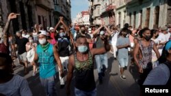 Manifestantes gritan consignas contra el gobierno durante una manifestación, que también involucró a contramanifestantes que apoyan al gobierno, en medio del brote de la enfermedad del coronavirus (COVID-19), en La Habana, Cuba, 11 de julio de 2021.