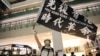 资料照片：一名示威者手持旗帜参加在香港的抗议活动。(2020年6月12日)