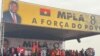 João Lourenço, líder do MPLA, e todos os membros do partido no palco cantam o hino do MPLA antes de dar início ao comício de encerramento de campanha, Camama, Luanda.