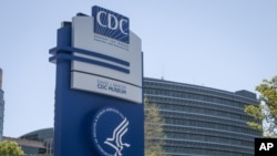 ARCHIVO - Un letrero de los Centros para el Control y la Prevención de Enfermedades en la entrada de sus oficinas en Atlanta el martes 19 de abril de 2022.