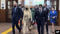 De izquierda a derecha, el senador demócrata Ed Markey de Massachusetts y el representante demócrata John Garamendi de California, segundo desde la izquierda, llegan con sus esposas al edificio del Parlamento en Taipei, Taiwán, el lunes 15 de agosto de 2022. 