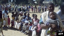 ARHIVA - Žene drže decu u redu za imunizaciju protiv malih boginja, morbila, u Mbvuku, Zimbabve, u predgrađu glavnog grada Hararea