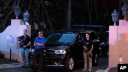 រូបឯកសារ៖ កងការពារ Secret Service ប្រដាប់អាវុធឈរយាមនៅខាងក្រៅភូមិគ្រឹះ Mar-a-Lago របស់អតីតប្រធានាធិបតីសហរដ្ឋអាមេរិកលោក Donald Trump នៅទីក្រុង Palm Beach រដ្ឋ Florida សហរដ្ឋអាមេរិក កាលពីថ្ងៃទី៨ ខែសីហា ឆ្នាំ២០២២។
