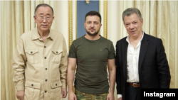 El exsecretario general de las Naciones Unidas, Ban Ki-Moon (Izq.), el expresidente de Colombia y Premio Nobel de Paz, Juan Manuel Santos (Der.) y el presidente Volidimir Zelensky. (Centro) [Foto: Instagram Juan Manuel Santos]