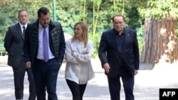 ARHIVA - Lider paritije Liga, Mateo Salvini, Đorđa Meloni i lideri partije Forca Italia Silvio Berluskoni posle sastanka u RImu, 20. oktobra 2021. (Foto: Klaudio Peri/ ANSA / AFP)
