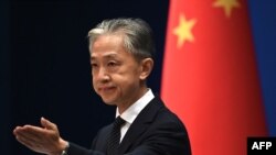 Le porte-parole du ministère chinois des Affaires étrangères Wang Wenbin fait des gestes lors d'une conférence de presse au ministère des Affaires étrangères à Pékin le 8 août 2022.