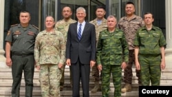 10-20 avgustdagi harbiy mashg'ulotlarda AQSh, Qozog'iston, O'zbekiston, Qirg'iziston, Tojikiston, Mongoliya va Pokiston qurolli kuchlari ishtirok etmoqda. Suratda AQShning Dushanbedagi elchisi Jon Pommershem mintaqa zobitlari bilan. 